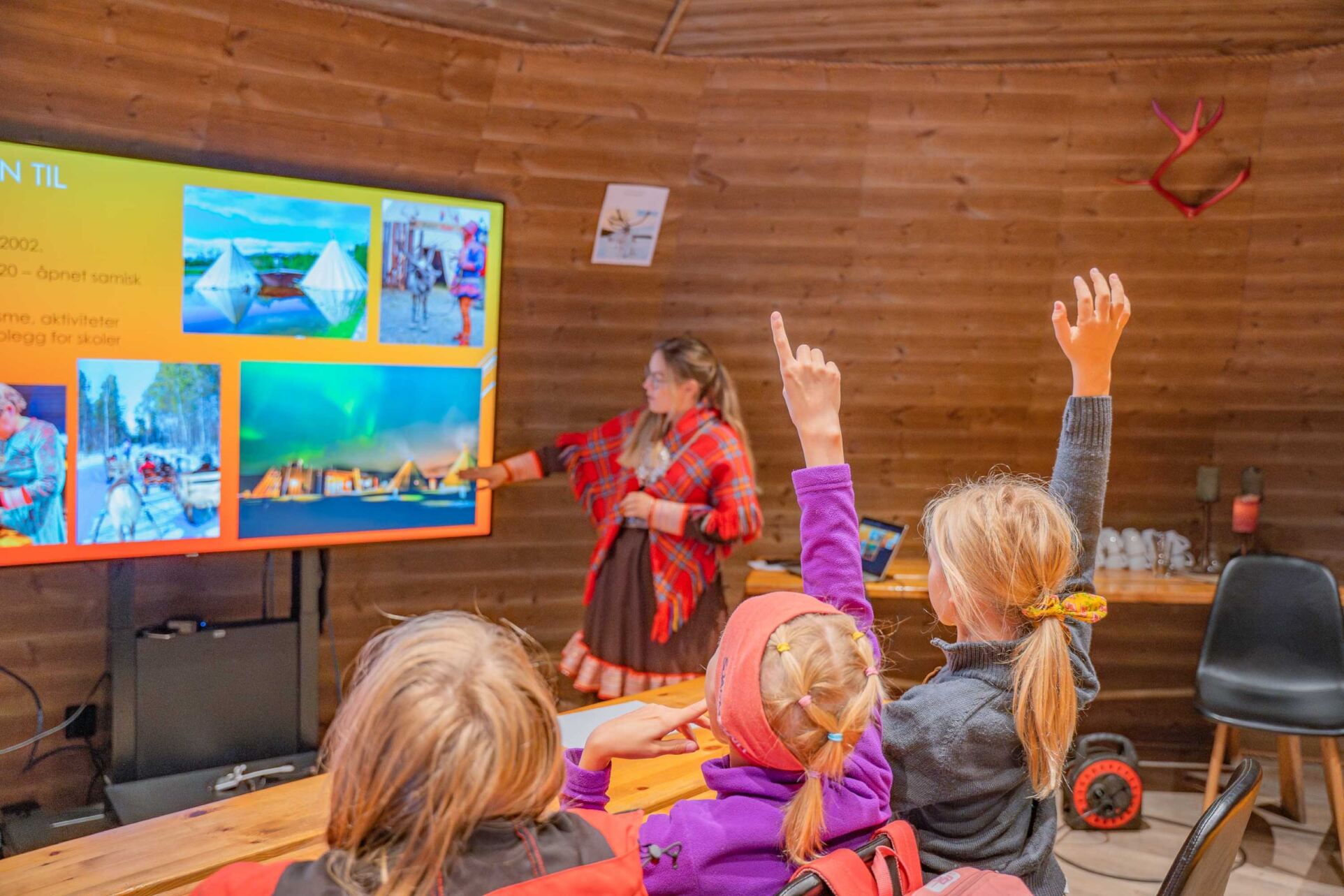 Elever i Alta får undervisning på Alta Sami Siida. Foto: Mediaveien
