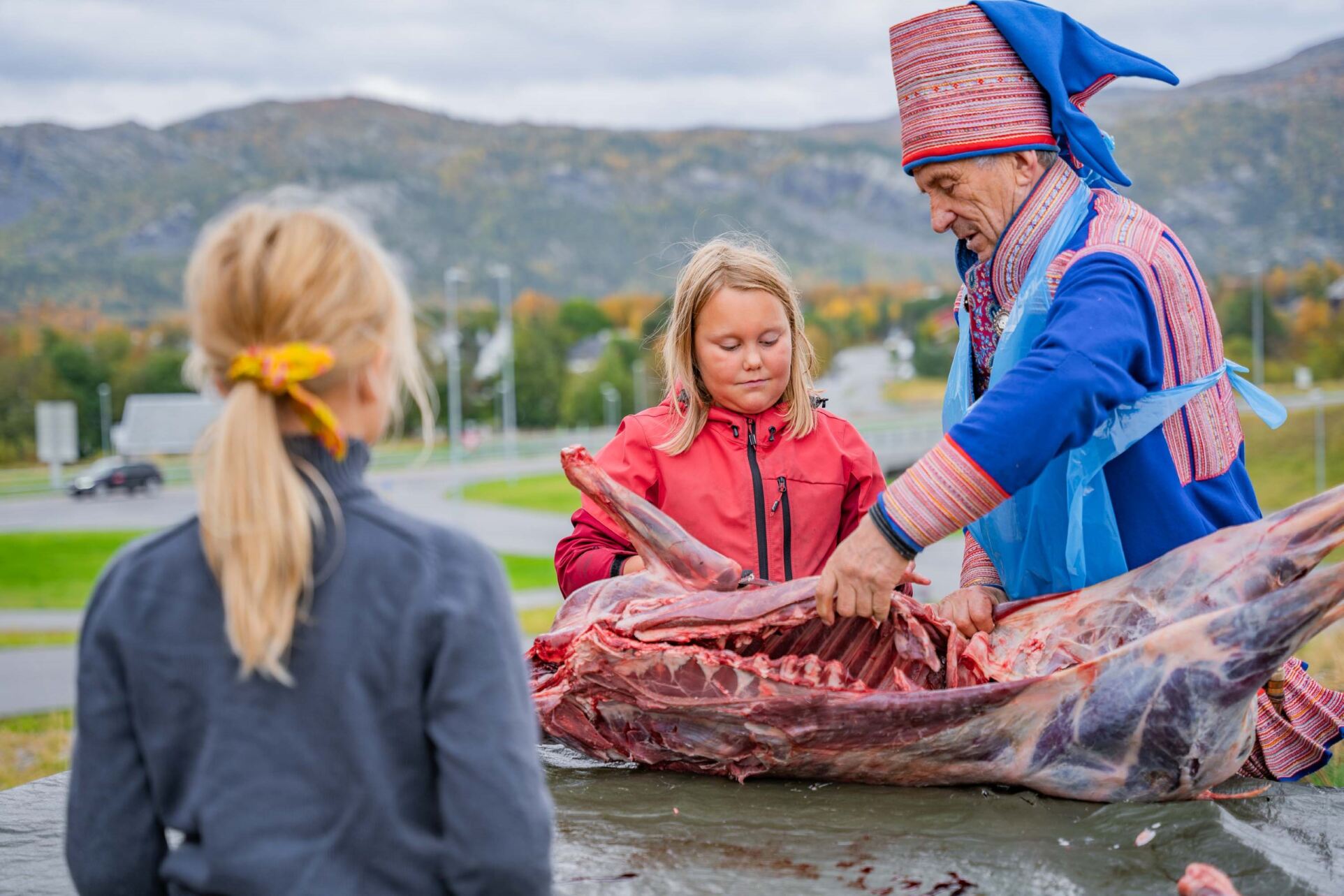 Maanah åådtjedeminie. Guvvie: Marta Valdes Richardsen, Romsan jïh Finnmarhken staatehaaltoje