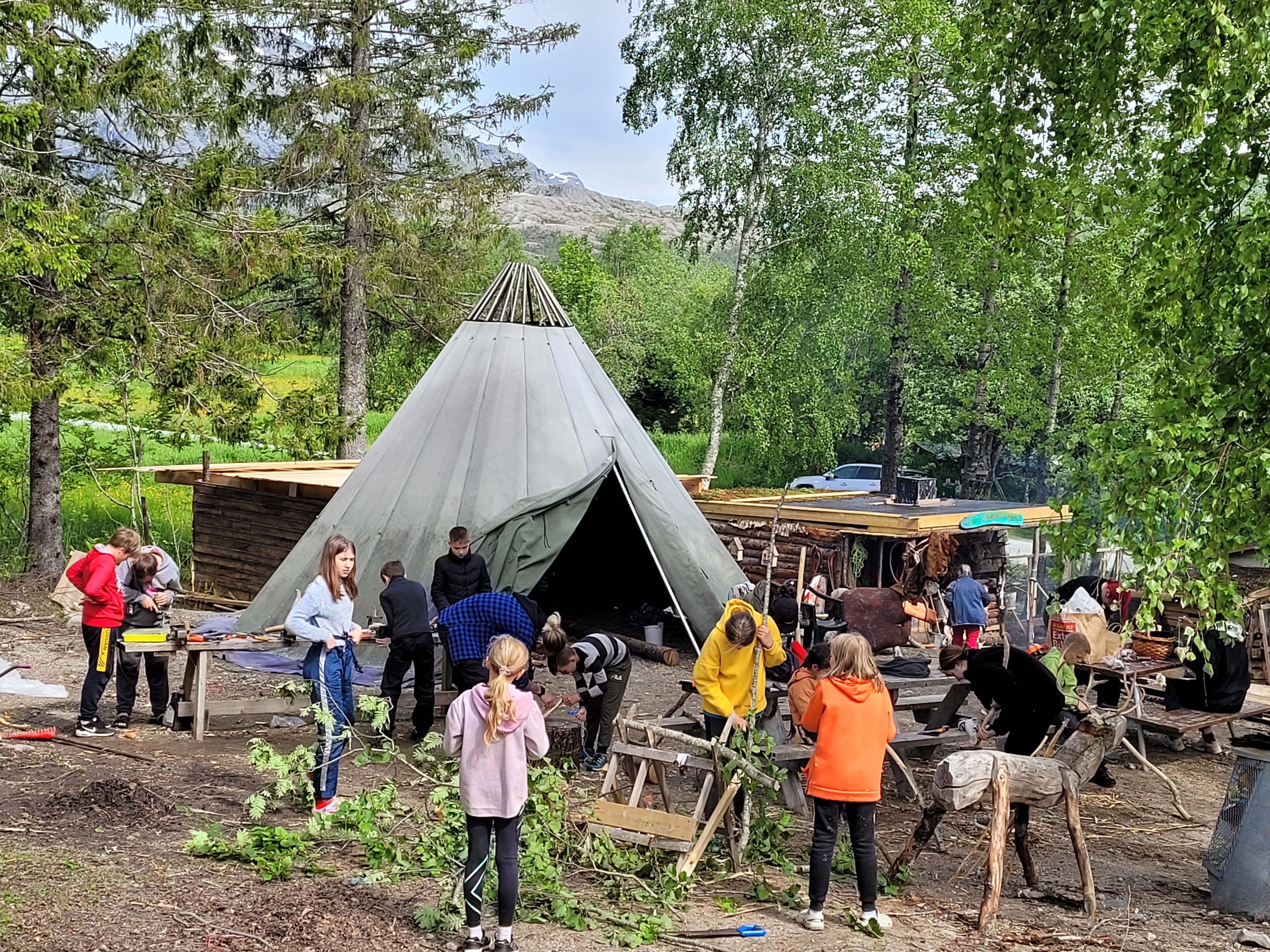 Ersvika Sami Siida tilbyr Ut på vidda til barn og unge i Bodø. Foto: Marta Valdes Richardsen, Statsforvalteren i Troms og Finnmark. 2- Ersvika Sami Siida tilbyr Ut på vidda til barn og unge i Bodø. Foto: Marta Valdes Richardsen, Statsforvalteren i Troms og Finnmark